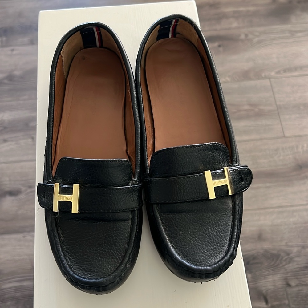 Women’s Tommy Hilfiger Black loafers size 7.5 M